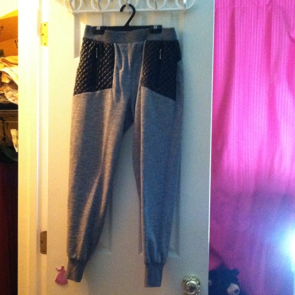 Fashion heather grey sweatpants, pleather pockets