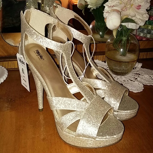 NWT Beautiful gold heels