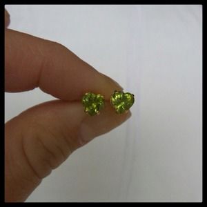 💚Peridot Heart Studs💚