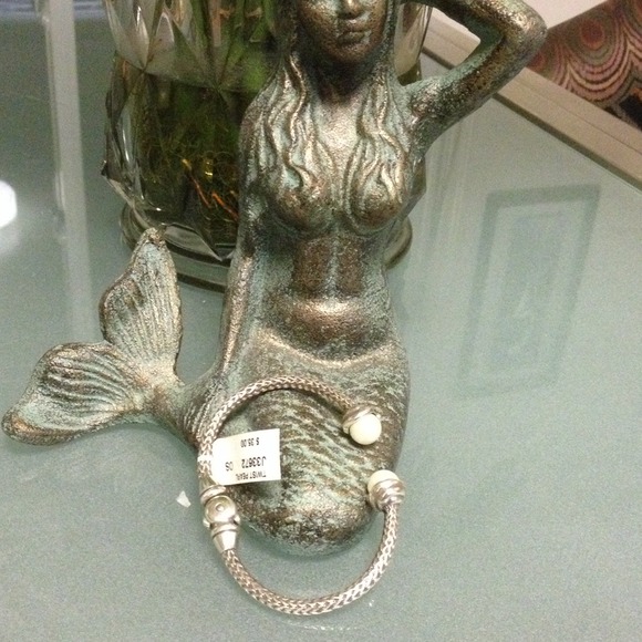 Silver tone  simulated mabe'  pearl bracelet