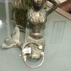 Silver tone  simulated mabe'  pearl bracelet