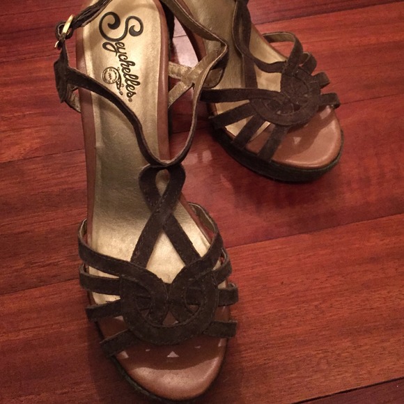 Heels - Picture 3 of 3