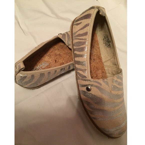 Smears, Silver/white & has a zebra print.