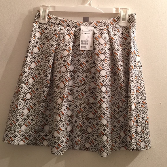 H&M Dresses & Skirts - ↪️🎉HOST PICK!!!🎉↩️New H&M patterned skirt