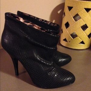 Betsey Johnson Black Snake Print booties. New!