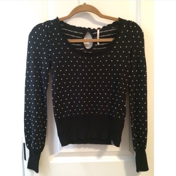 ⚪️Black polka dotted sweater ⚪️