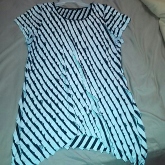 Super cute short sleeved blouse