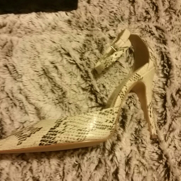 Colin Stuart Point Toe Pumps - Picture 2 of 4