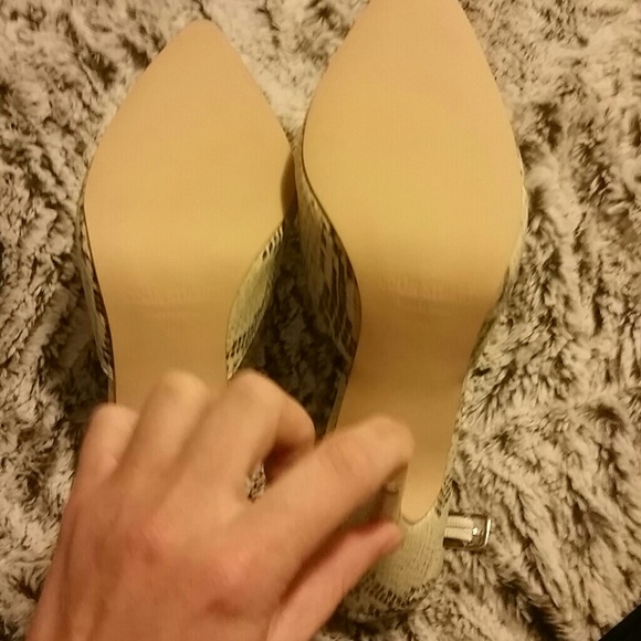 Colin Stuart Point Toe Pumps - Picture 3 of 4