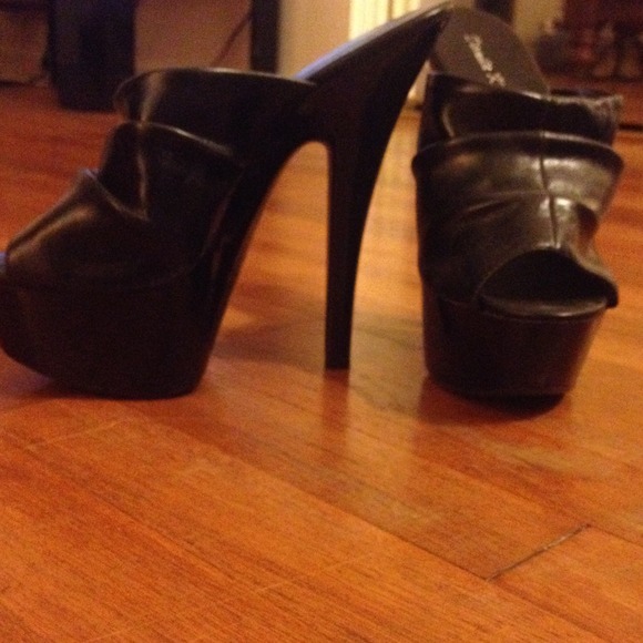 Black heels - Picture 2 of 2