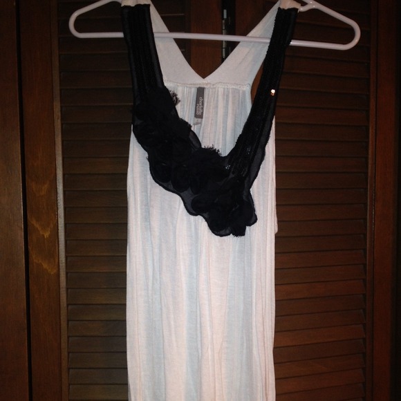 Black and white top - Picture 1 of 3