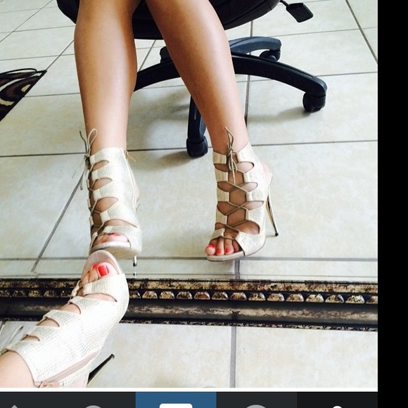 Shoes - Gold heels
