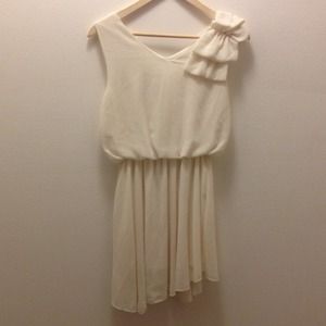 ✨nwot✨💕Cream color dress