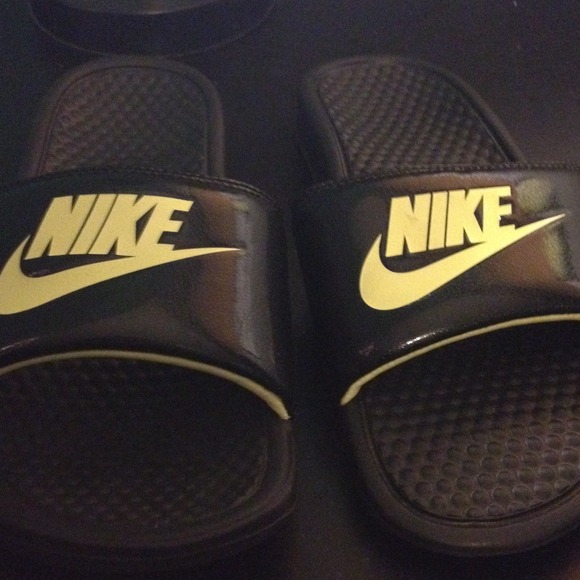 Nike flats