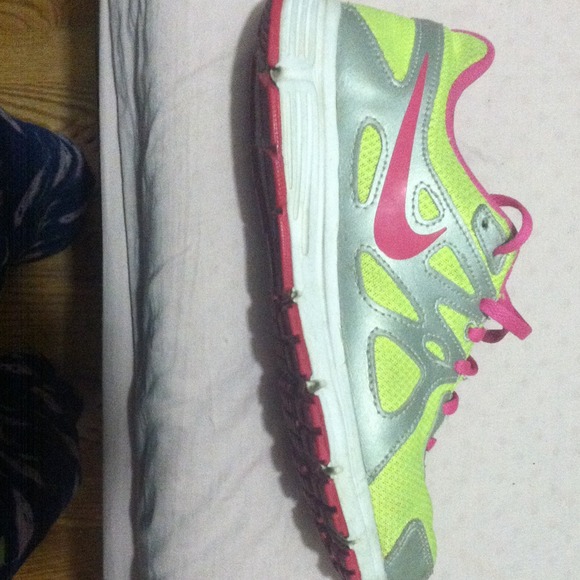 Nike revolution 2