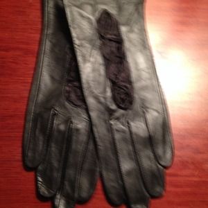 ⚡️New black leather gloves size small ⚡️