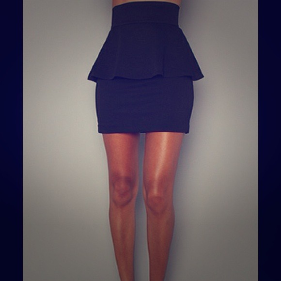 BB Dakota Peplum Skirt in Black. NWT!