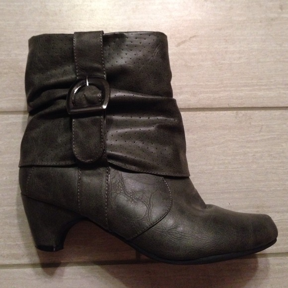 Gray booties with mini heel 😍