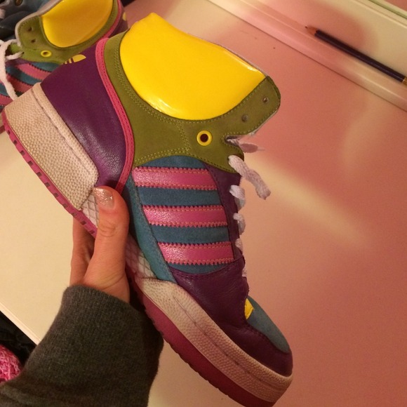 Adidas sneakers 😱😱 - Picture 2 of 4