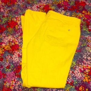 Trendy yellow skinny jeans! 💛💛💛
