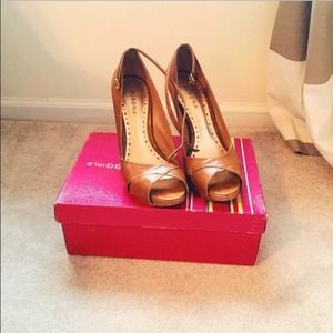 Cognac BCBG Pumps