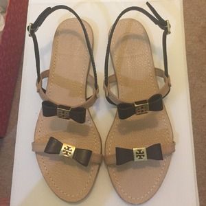 Tory Burch Kailey Flat Sandal in black/Tory beige