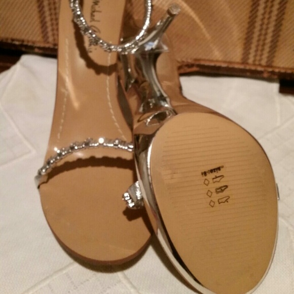 SOLD DO NOT BUY NEW Michael Antonio Heels Silver - Picture 3 of 4