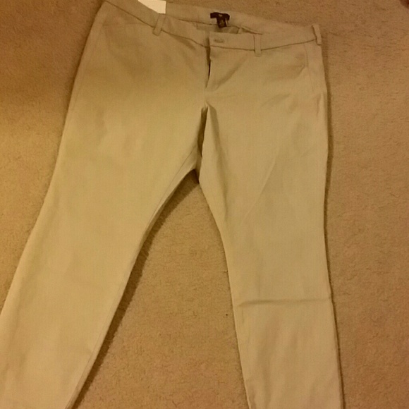 BRAND NEW GAP KHAKI CROP PANTS