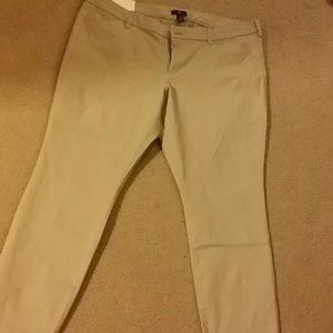 BRAND NEW GAP KHAKI CROP PANTS