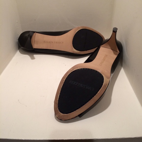 DONATED ELLEN TRACY Black Patent Peep Toe Pumps - Picture 3 of 4