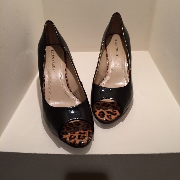 DONATED ELLEN TRACY Black Patent Peep Toe Pumps - Picture 4 of 4