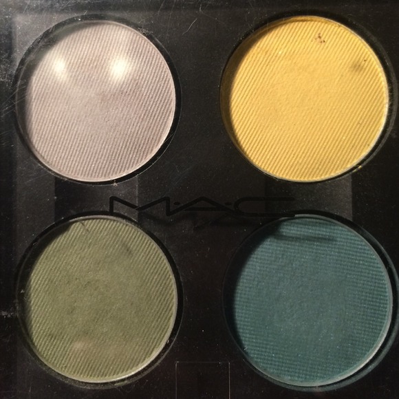 MAC Eyeshadow Colour Scheme 3 - Picture 1 of 3