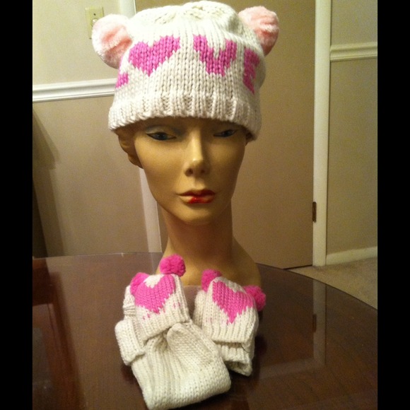 ⬇️ PRICE DROP ⬇️ 💖CUTE BEENIE AND MITTEN SET - Picture 2 of 4