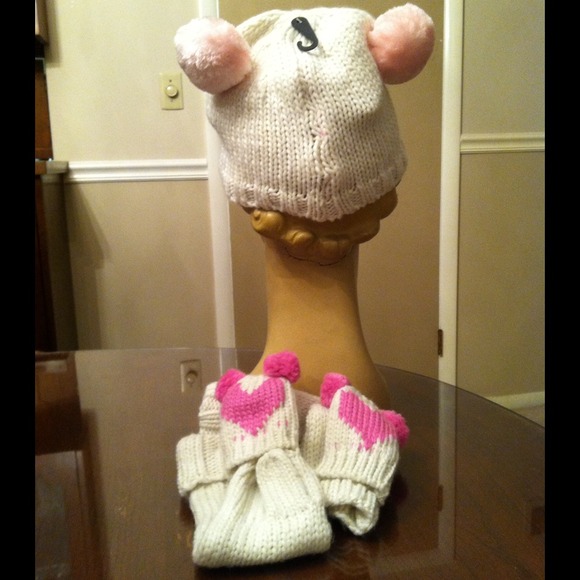 ⬇️ PRICE DROP ⬇️ 💖CUTE BEENIE AND MITTEN SET - Picture 4 of 4