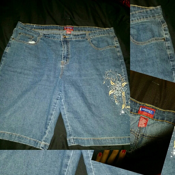 🚫 sold 🚫 Chino shorts, embroided on a side.