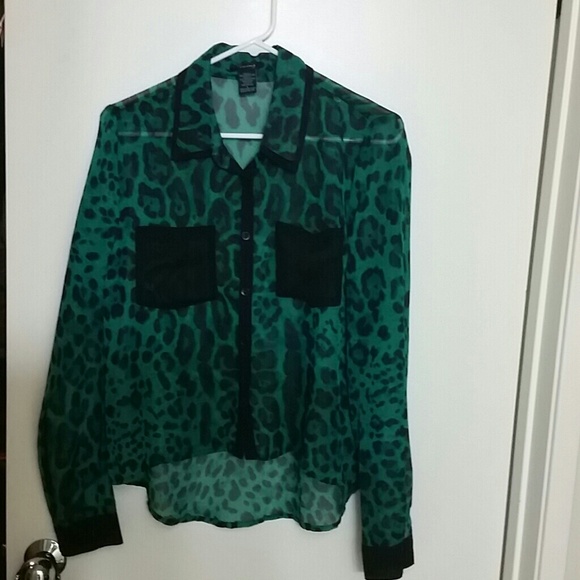 Love the color! Emerald leopard hi low blouse