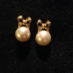 Pearl & gold tone Ribbon Earrings