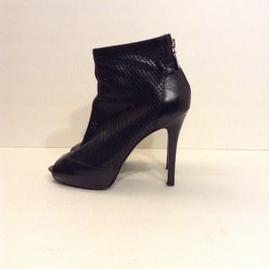 BCBGirls Preforated bootie