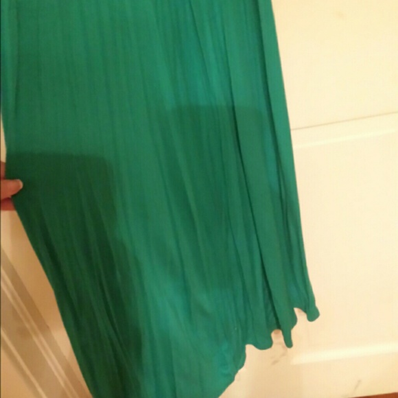 Beautiful long flowing green dress - Picture 3 of 4