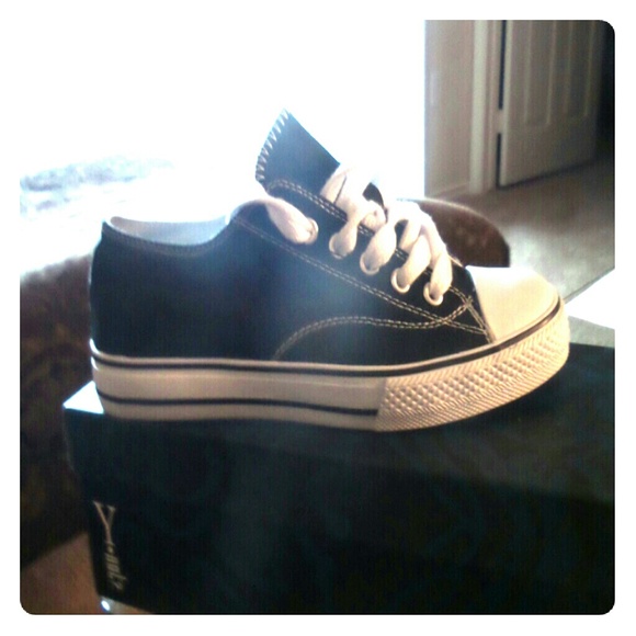 Soda    black Converse like shoe with white sole
