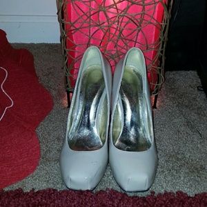 Nude pumps