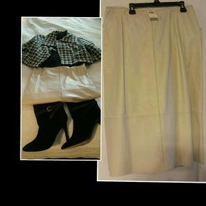 Banana Republic creme leather skirt. New w/tag