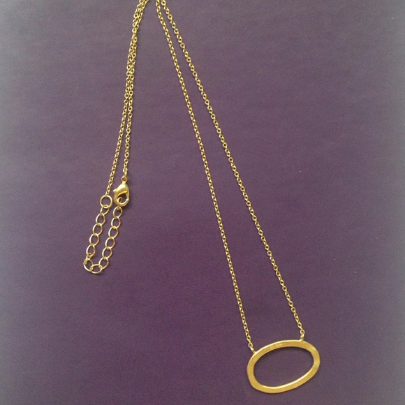 Hammered gold circle necklace - Picture 2 of 4