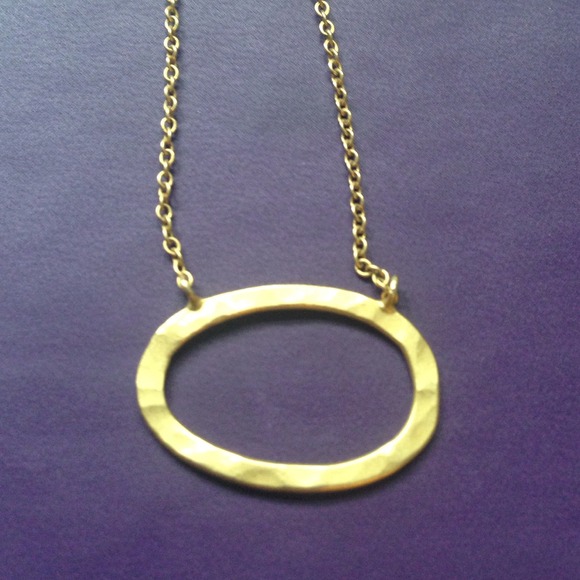Hammered gold circle necklace - Picture 3 of 4