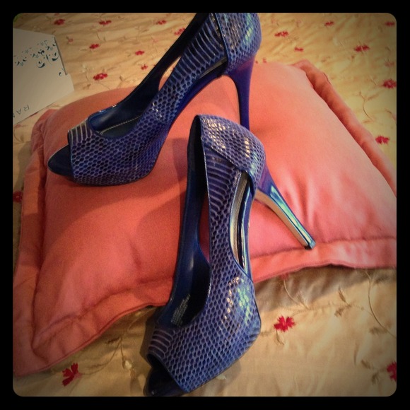 White House Black Market size 8 1/2 blue snakeskin