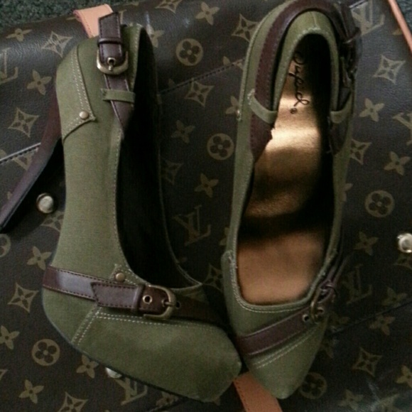 Qupid gorgeous military looking heels..