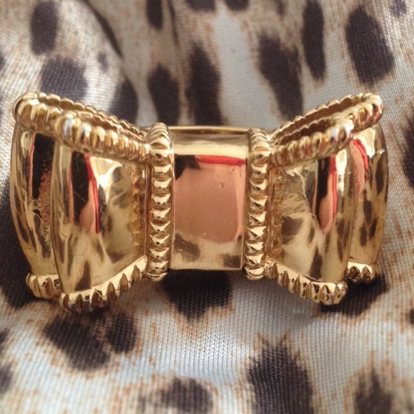Kate Spade big gold bow ring size 7 Moon River
