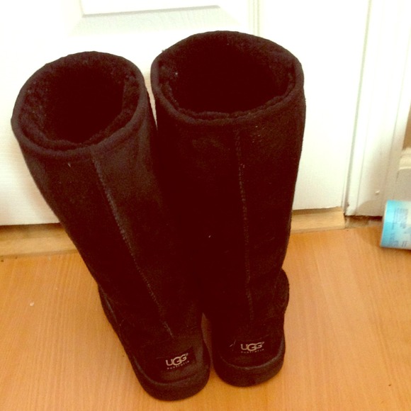 TALL BLACK UGGS..😍.