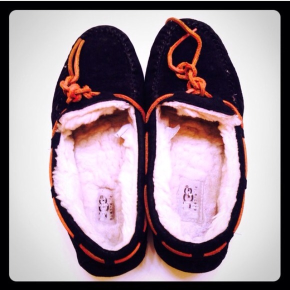 Black Ugg mocassins