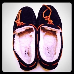 Black Ugg mocassins